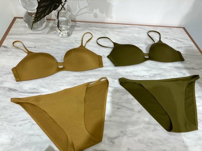 美しいカッティングの下着