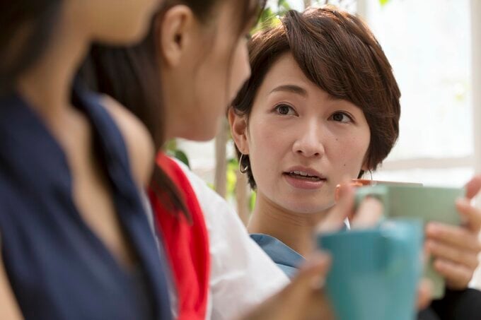 カフェで話す女性たち