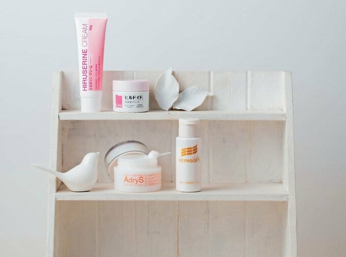 化粧品と小鳥のオブジェ