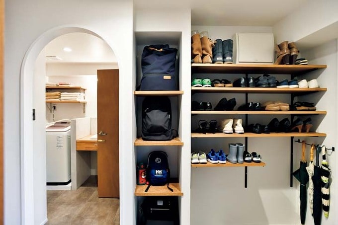 オープン収納のある玄関