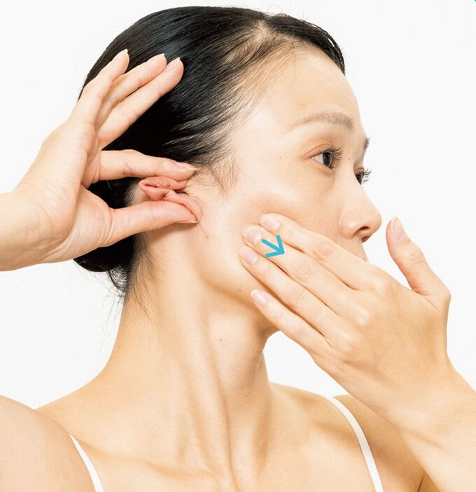 頬を抑えながら耳をたたむ図