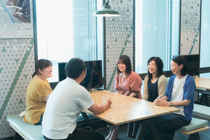 上長のもと、チームで協力しながら業務を進めています