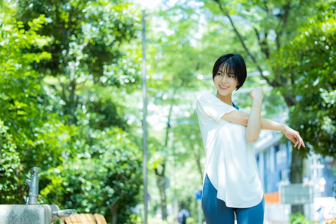 屋外で運動する女性