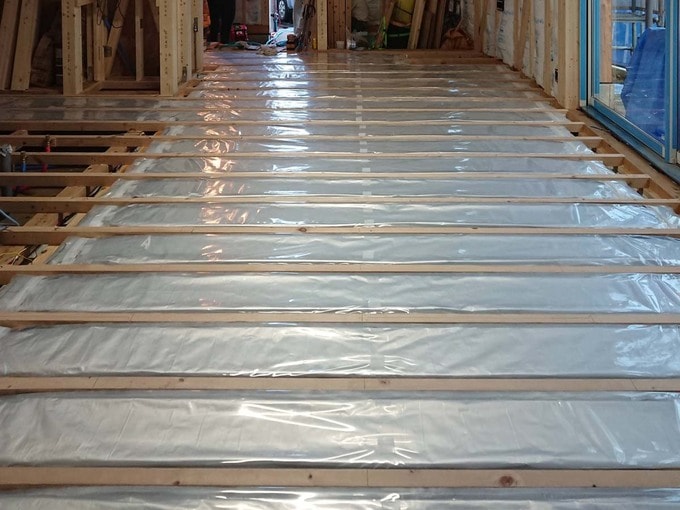 床下にコンクリートを打ち、温水パネルを設置