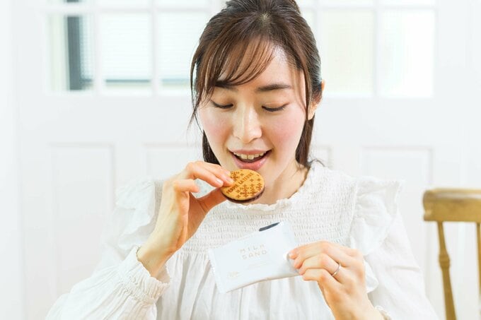 クッキーを食べる女性