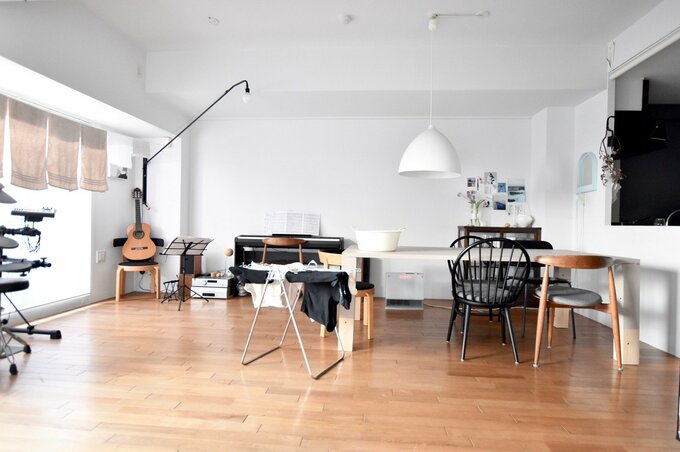 洗濯物を干したばかりのリビング