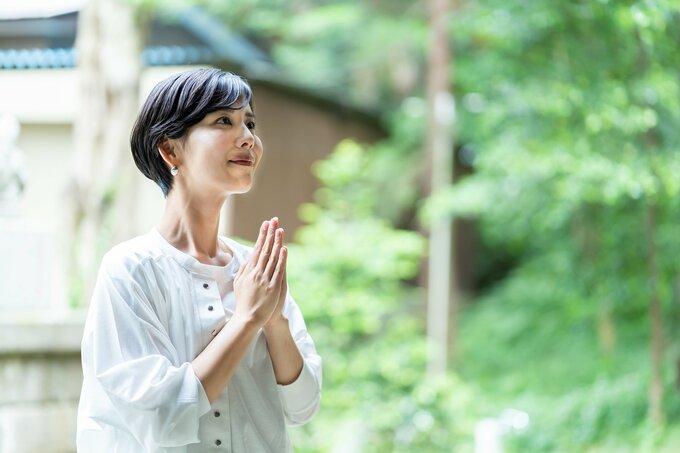 参拝する女性