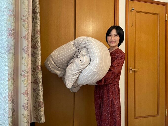 羽毛布団をもつライフさん。軽くて暖かいのがお気に入り