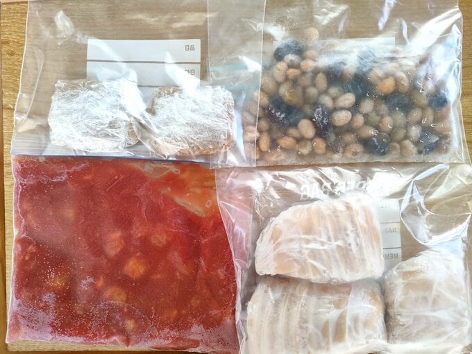 冷凍ストック4つ。左上から、ツナ缶、豆の水煮、トマト缶、ゆで鶏