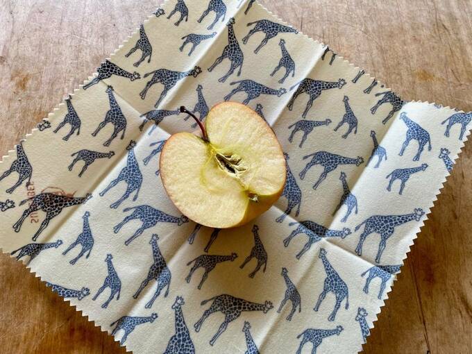 みつろうラップの上にリンゴ