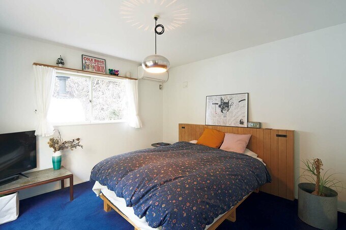 ブルーがひときわ目をひく寝室