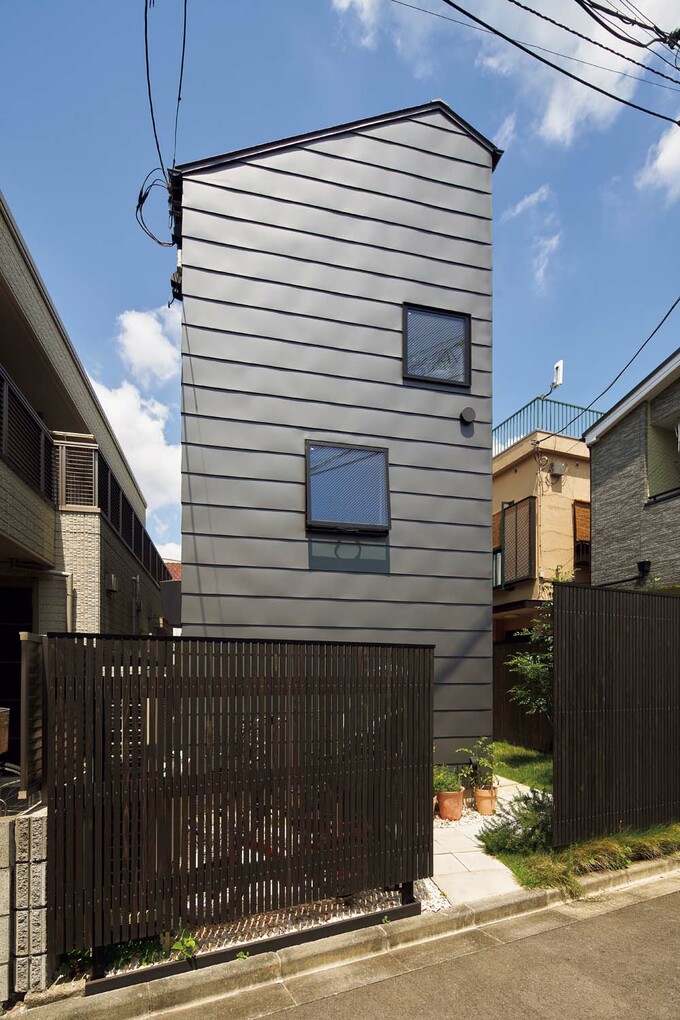 東側の私道から見た外観