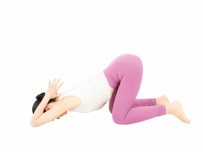 両手を頭のうしろへ