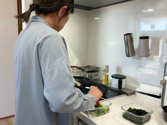 料理をするあにかさん