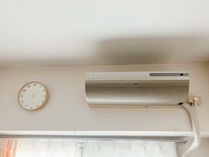 室内にあるエアコンの写真