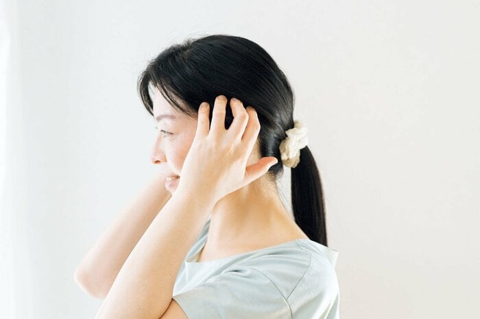 40代からの「簡単ヘアケア」。朝のツボ押しで抜け毛・白髪予防＆気分