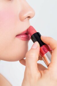 唇の輪郭を整える