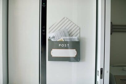 たまりやすい「プリント」の収納。目につきやすい冷蔵庫にポストを設置