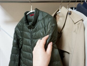 50代のクローゼット。服を減らすコツと「保管型宅配クリーニング」