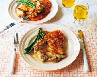 ジューシーなチキンソテー。焼いたトマトを添えてごちそう感アップ