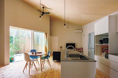 【注文住宅事例】中庭を設け行き止まりのない間取りに。コスパのいい自然素材をふんだんに使った家