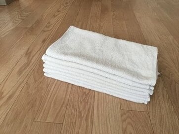 タオルと取り皿は同じ色で統一。6人家族でもすっきり見せるコツ