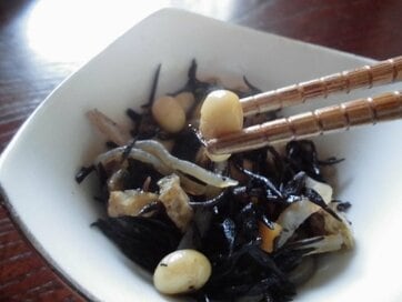 乾燥ワカメは何年もつ？冷凍ヒジキはなぜ水っぽくなる？乾物に関する疑問に答えます