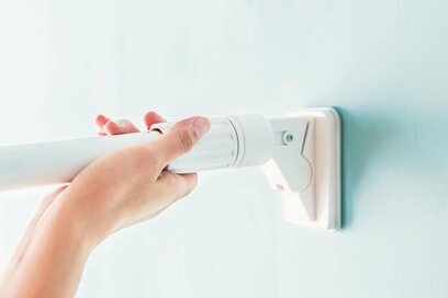 意外と知らない!?つっぱり棒の正しい選び方＆取りつけ方