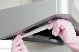 レンジフードのくぼみにペーパータオルで湿布