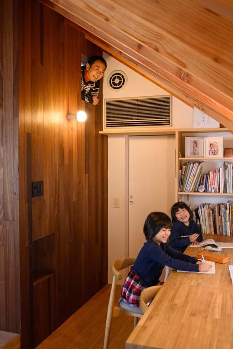 子ども部屋から覗けるスタディコーナー