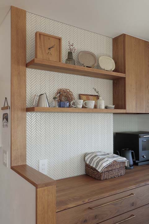 キッチン背面の吊り戸棚