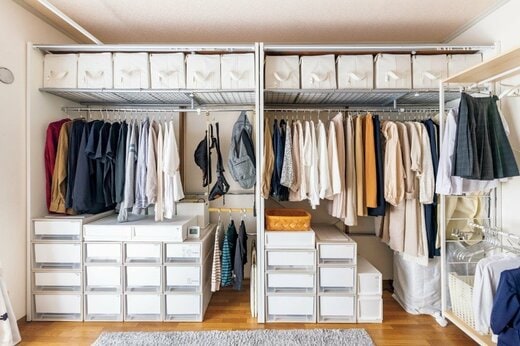 家族6人分の服が1か所へ集約され整理整頓された収納