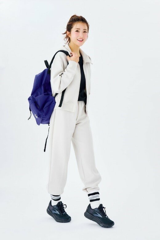 リュックを背負って立つ女性