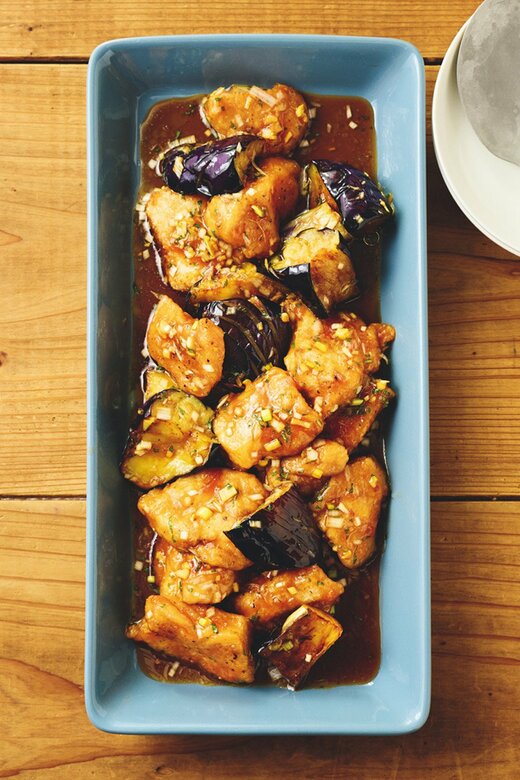 タレに漬け込んだ鶏肉とナス