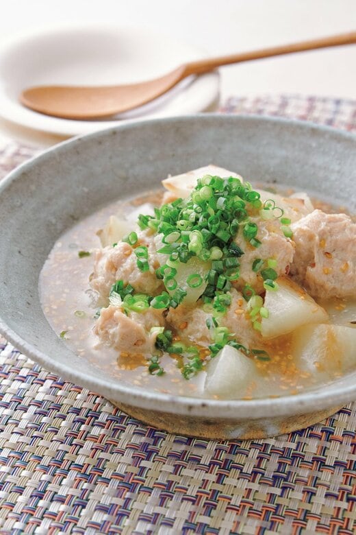 スープに浸っている乱切り大根と鶏つくね