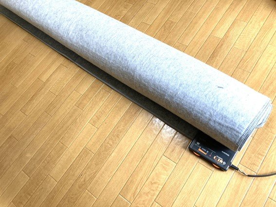 ホットカーペットを筒状に巻きます。