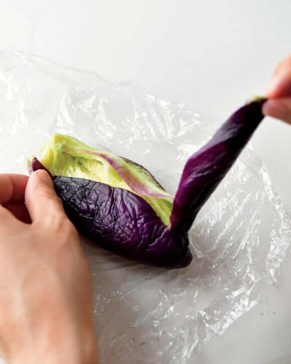 ナスの皮をむく