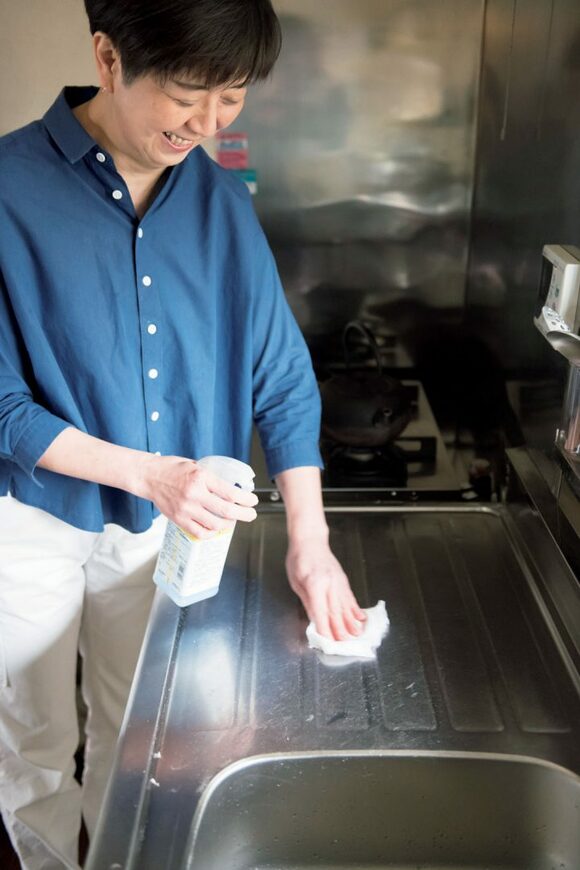 キッチンの汚れふきをする女性