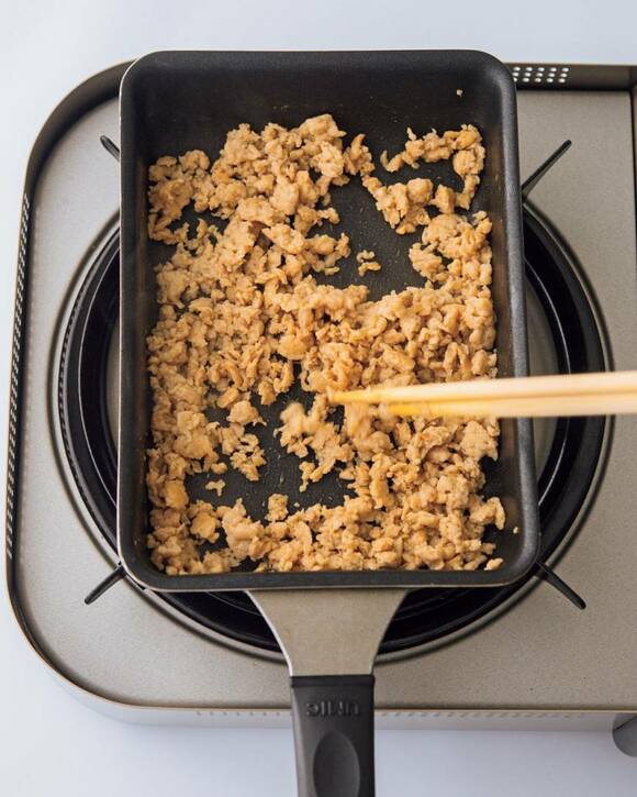 卵焼き器に鶏そぼろ