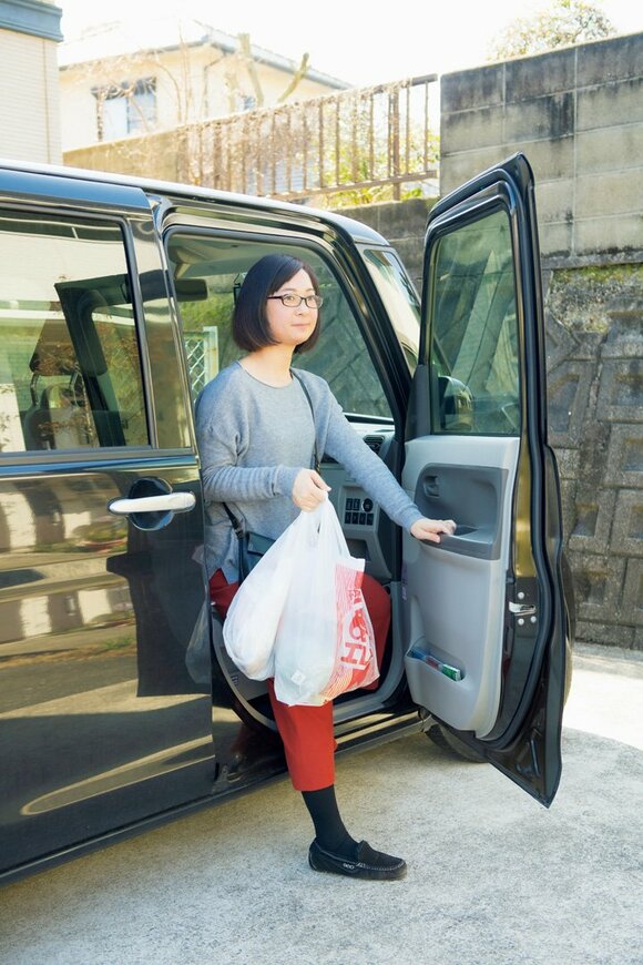 車から降りる女性
