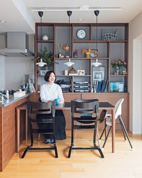 リビングに女性