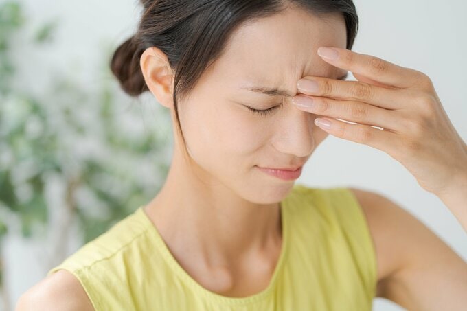 頭痛に苦しむ女性