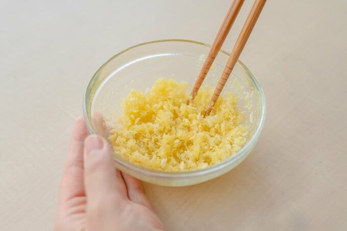 「まるで鮭フライ!トースターでつくる鮭のサクサクパン粉焼き」パン粉を混ぜる