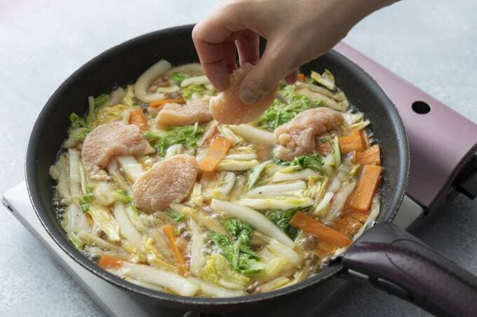 フライパンに肉を入れる