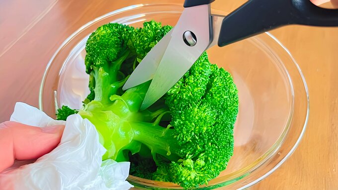 キッチンバサミを使ってブロッコリーを小房に分ける
