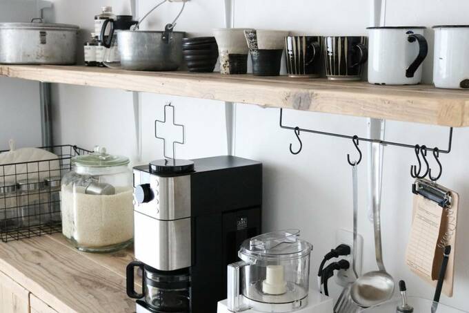 棚にコップなど