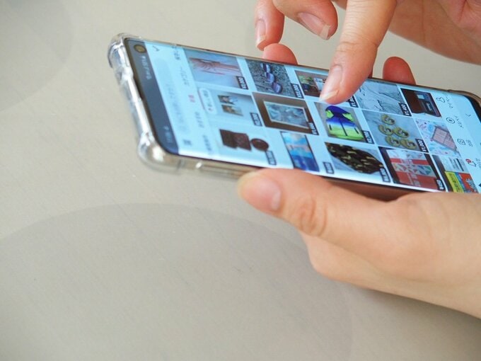 スマホを触る様子