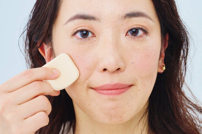 ファンデを塗る女性