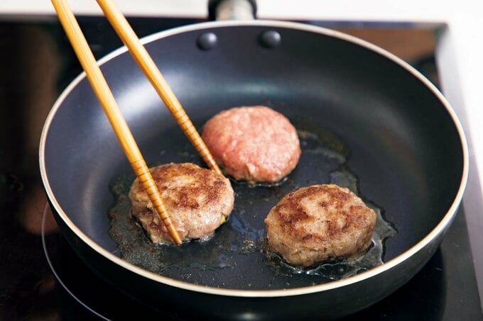 フライパンにミニハンバーグ