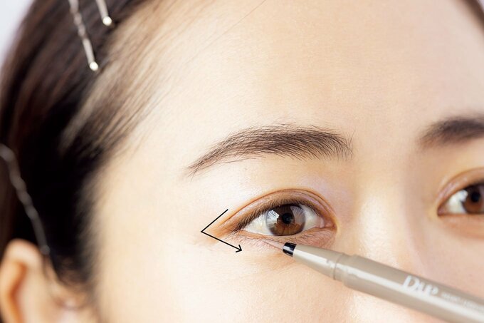 アイライン女性